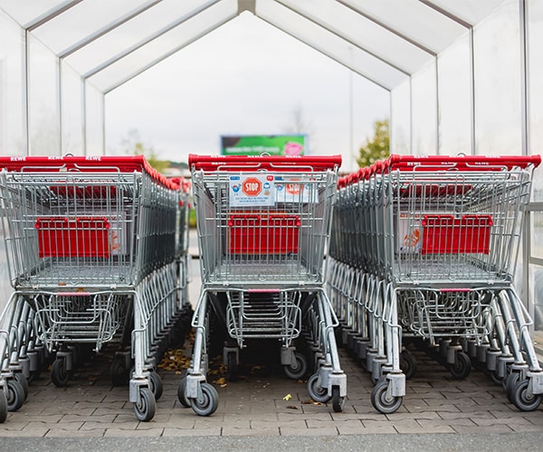Kundvagnar som precis gått igenom kundvagnstvätt i Malmö