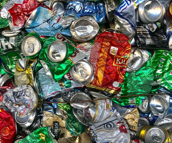 Pantburkar som ska ner i en pantbehållare